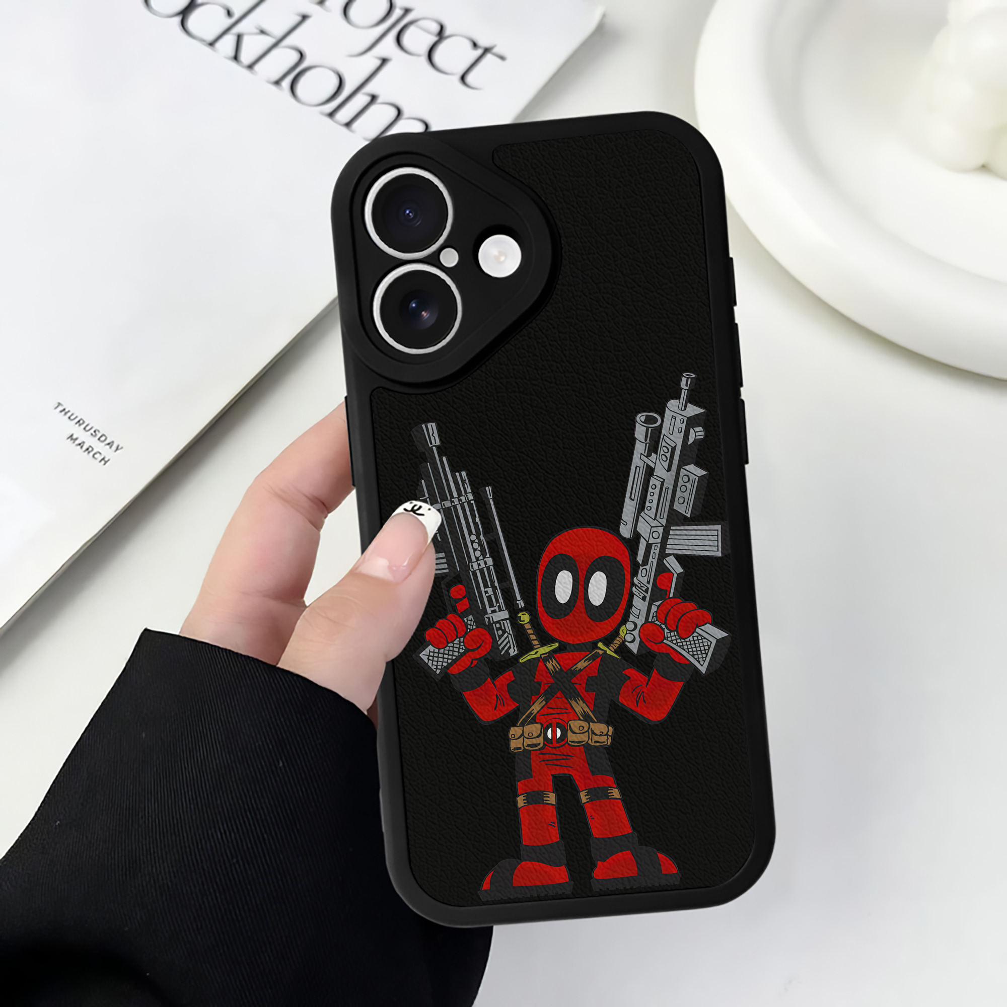 （画像用） Deadpool デッドプール 【iPhone 16シリーズ対応】シリコンスマホケース（レザー調） 材質：シリコン